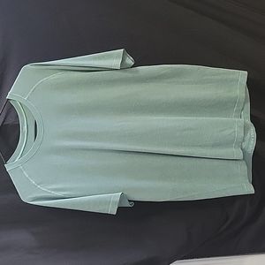 Lululemon Men's T-shirt, size Medium in Smoked Spruce.